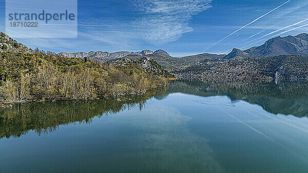 Luftaufnahme der Berge und des Sees Embalse de Luna  Asturien  Spanien  Europa