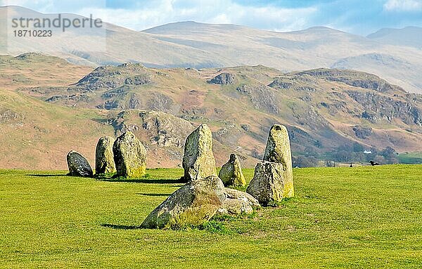 Der neolithische Castlerigg-Steinkreis aus der Zeit um 3000 v. Chr.  in der Nähe von Keswick  Nationalpark Lake District  UNESCO-Weltkulturerbe  Cumbria  England  Vereinigtes Königreich  Europa