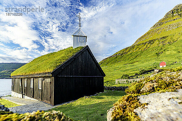 Traditionelle Kirche mit Grasdach mit Blick auf den Fjord  Funningur  Insel Eysturoy  Färöer  Dänemark  Europa