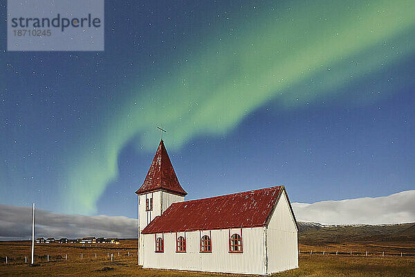 Nachthimmel und Nordlichter (Aurora Borealis) über der Kirche im Dorf Hellnar  im Nationalpark Snaefellsjökull  Halbinsel Snaefellsnes  Westküste Islands  Polarregionen