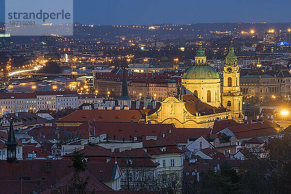 Beleuchtete St.-Nikolaus-Kirche bei Nacht  Mala Strana  UNESCO-Weltkulturerbe  Prag  Böhmen  Tschechische Republik (Tschechien)  Europa