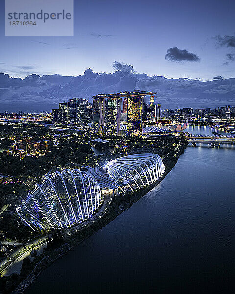 Luftaufnahme des Stadthafens von Singapur bei Nacht  Singapur  Südostasien  Asien