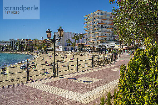 Blick auf die Promenade und Playa De Santa Eulalia  Santa Eularia des Riu  Ibiza  Balearen  Spanien  Mittelmeer  Europa