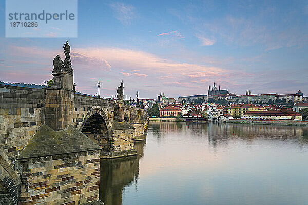Prager Burg und Karlsbrücke über die Moldau bei Sonnenaufgang  UNESCO-Weltkulturerbe  Prag  Böhmen  Tschechische Republik (Tschechien)  Europa
