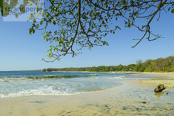 Weißer Sandstrand Playa Golondrina nördlich von San Juanillo an der Küste der Nicoya-Halbinsel  San Juanillo  Guanacaste  Costa Rica  Mittelamerika