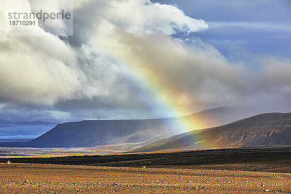 Regenbogen über der Landschaft entlang der Straße F550  im Kaldidalur-Tal  westlich der Langjökull-Eiskappe  am Rande der Highlands  Westisland  Polarregionen
