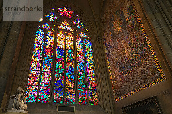 Tiefansicht der Buntglasfenster im St.-Veits-Dom  UNESCO-Weltkulturerbe  Prag  Böhmen  Tschechische Republik (Tschechien)  Europa