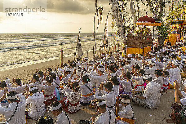 Blick auf Menschen beim Gebet am Strand von Kuta für Nyepi  balinesische Neujahrsfeiern  Kuta  Bali  Indonesien  Südostasien  Asien