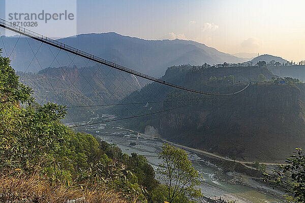 Hängebrücke von Pokhara über den Bhalam-Fluss  Pokhara  Nepal  Asien