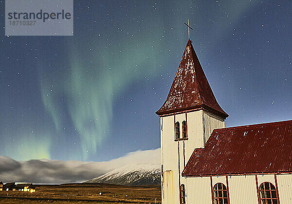 Nachthimmel und Nordlichter (Aurora Borealis) über der Kirche im Dorf Hellnar  im Nationalpark Snaefellsjökull  Halbinsel Snaefellsnes  Westküste Islands  Polarregionen