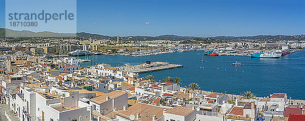 Blick auf Dalt Vila und den Hafen von den Verteidigungsmauern  UNESCO-Weltkulturerbe  Ibiza-Stadt  Eivissa  Balearen  Spanien  Mittelmeer  Europa