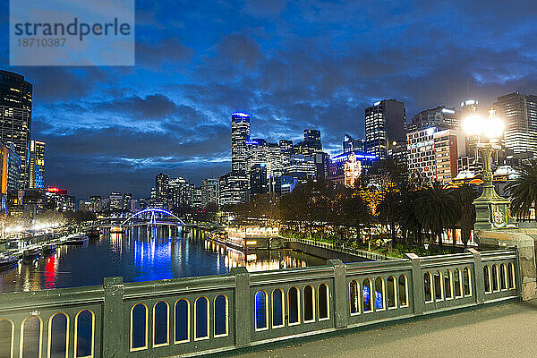 Beide Ufer des Yarra River  einschließlich des bekannten Southbank  in der Stadt Melbourne in der Dämmerung  Victoria  Australien  Pazifik