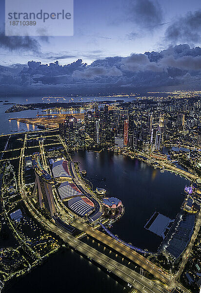 Luftaufnahme von Marina Bay Sands und Singapore City Harbour bei Nacht  Singapur  Südostasien  Asien
