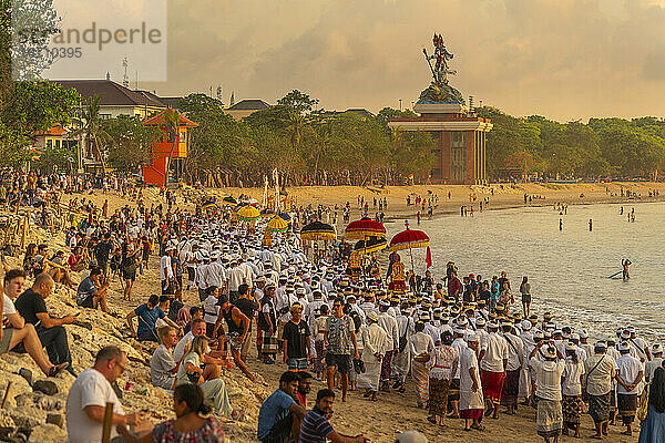 Blick auf die farbenfrohe Opferprozession am Strand von Kuta für Nyepi  balinesische Neujahrsfeierlichkeiten  Kuta  Bali  Indonesien  Südostasien  Asien