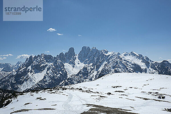 Der Berg Monte Cristallo ist von unberührtem Schnee bedeckt  Dolomiten  Belluno  Venetien  Italien  Europa