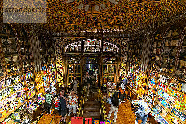 Innenraum des Lello (Harry-Potter-Bibliothek)  UNESCO-Weltkulturerbe  Porto  Norte  Portugal  Europa