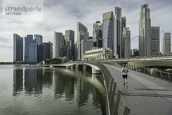 Jubilee Bridge und City Skyline im Morgengrauen  Singapur  Südostasien  Asien