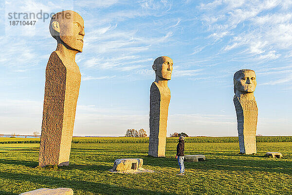 Touristen bewundern Dodekalitten-Statuen bei Sonnenuntergang  Insel Lolland  Region Seeland  Dänemark  Europa