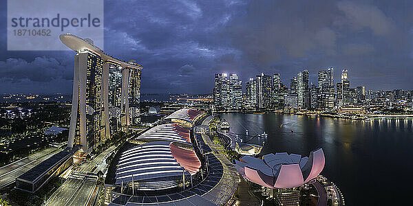 Blick auf Marina Bay Sands und die Skyline von Singapur bei Nacht  Singapur  Südostasien  Asien