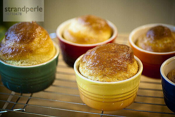 Frisch gebackene Brioche steht auf einer Fensterbank in Seattle  Washington.