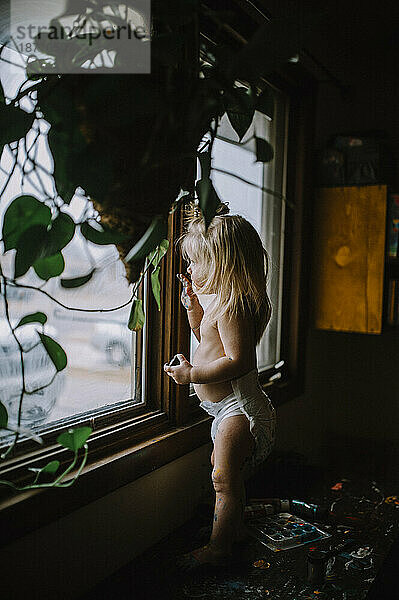 Kleinkind schaut aus dem Fenster