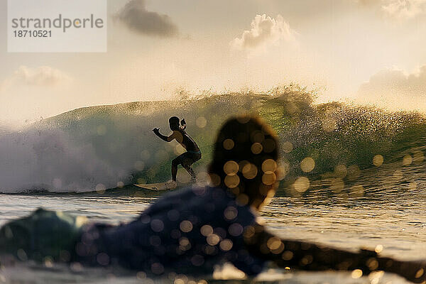 Zwei Surfer im Meer