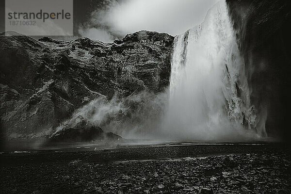 Ein wunderschöner Wasserfall in Island