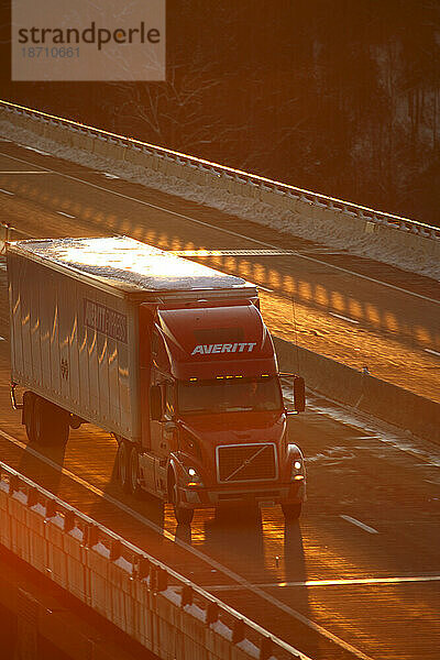 Verkehr bei Sonnenuntergang auf der New River Gorge Bridge