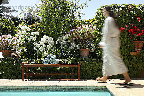 Eine Frau entspannt am Pool einer Lodge in Carmel Valley  Kalifornien.