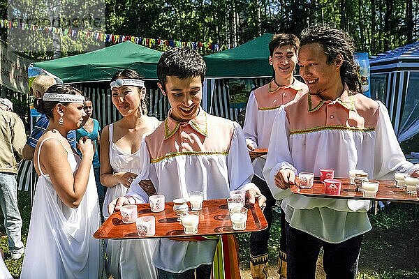 Junge Kalmückier mit traditionellem Tee in Russland