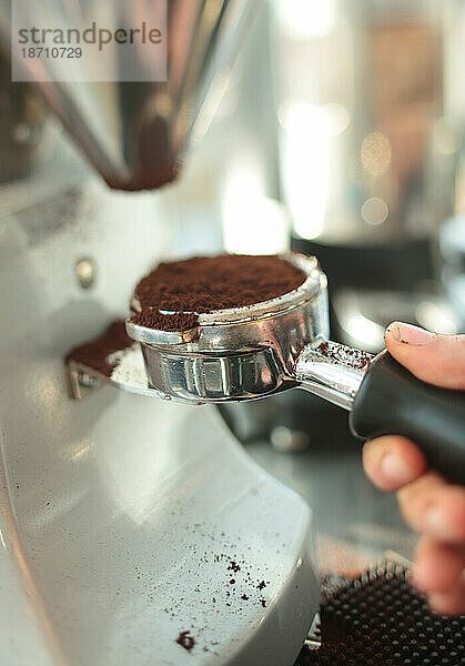 Gemahlener Kaffee für ein Espressogetränk