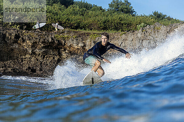 Surfer im Meer  Jimbaran  Bali  Indonesien