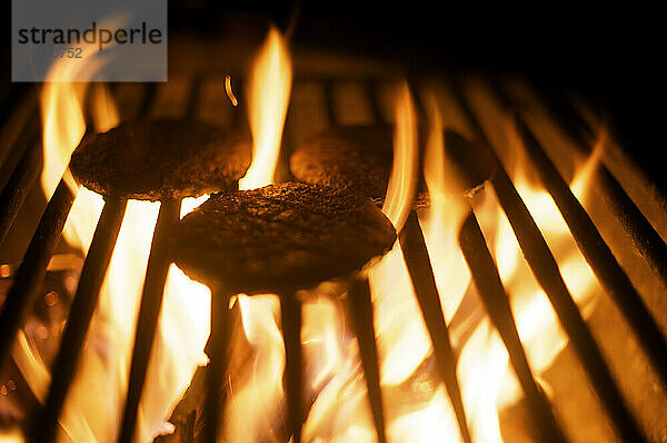 Veggie-Burger garen auf einem brennenden Grill.