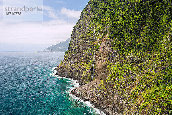 Wasserfalllandschaft in den Atlantischen Ozean auf Madeira  Portugal