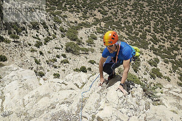 Klettern einer kostenlosen Route am Palomera Peak in Spanien