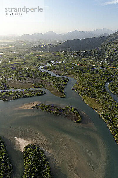 Luftaufnahme vom Helikopterflug zum wunderschönen Fluss und Mangrovenwald