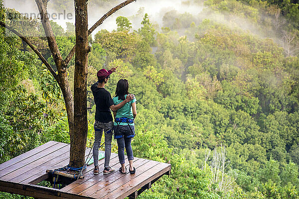 Zwei Personen erkunden den Kalibiru-Nationalpark in Java  Indonesien