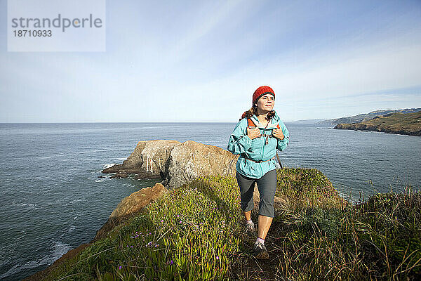 Junge Frau beim Wandern in den Marin Headlands. Nationales Erholungsgebiet Golden Gate. San Francisco  Kalifornien