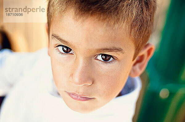 Ein kleiner Junge mit großen Augen.