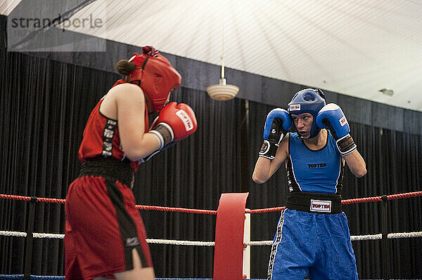 Eine Boxerin starrt ihre Gegnerin während des Halbfinalkampfes bei den kanadischen Amateur-Boxmeisterschaften in Saint-Hyacinthe  Quebec  an.