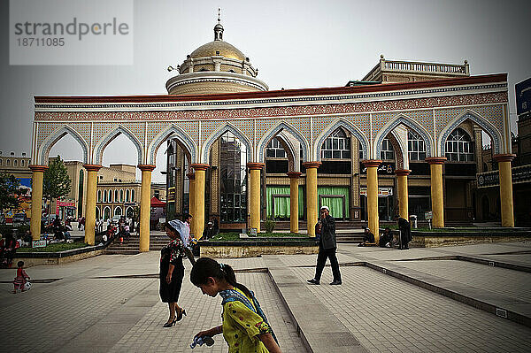 Uiguren auf einem der Stadtplätze in Kaschgar  Xinjiang  China.