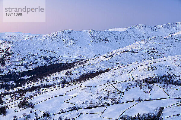 Fairfield ist bei Sonnenuntergang von Wansfell im Lake District  Großbritannien  mit Schnee bedeckt.