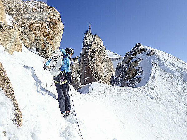 Eine Alpinistin blickt über die Schulter in Richtung Aiguille du Midi