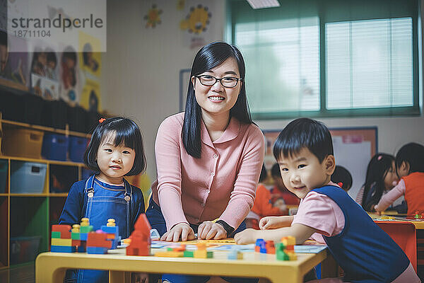 Asiatische Vorschullehrerin mit Kindern im Kindergarten. Generative KI.