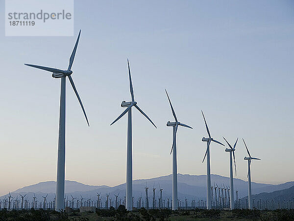 Windmühlen zur Stromerzeugung am Arbeitsplatz.