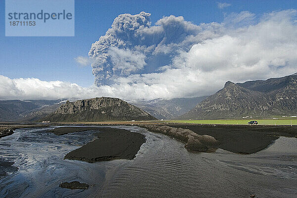 Von der Küstenstraße aus gesehen bricht die Aschewolke weiterhin vom Vulkan Eyjafjallajökull in der Nähe von Skogar  Island  aus.