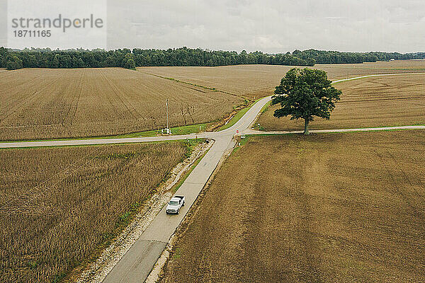 Pickup-Truck auf Landstraße