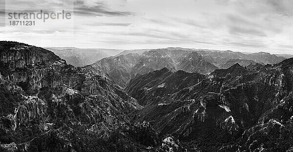 Schwarz-weiße Landschaft des Copper Canyon in Mexiko