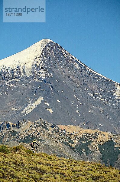 Junger Mann beim Mountainbiken in den Bergen Patagoniens  Chile