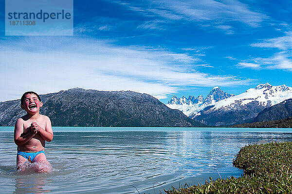Ein Junge spielt im eisigen Gletscherwasser des Lake O'Higgins  Chile.